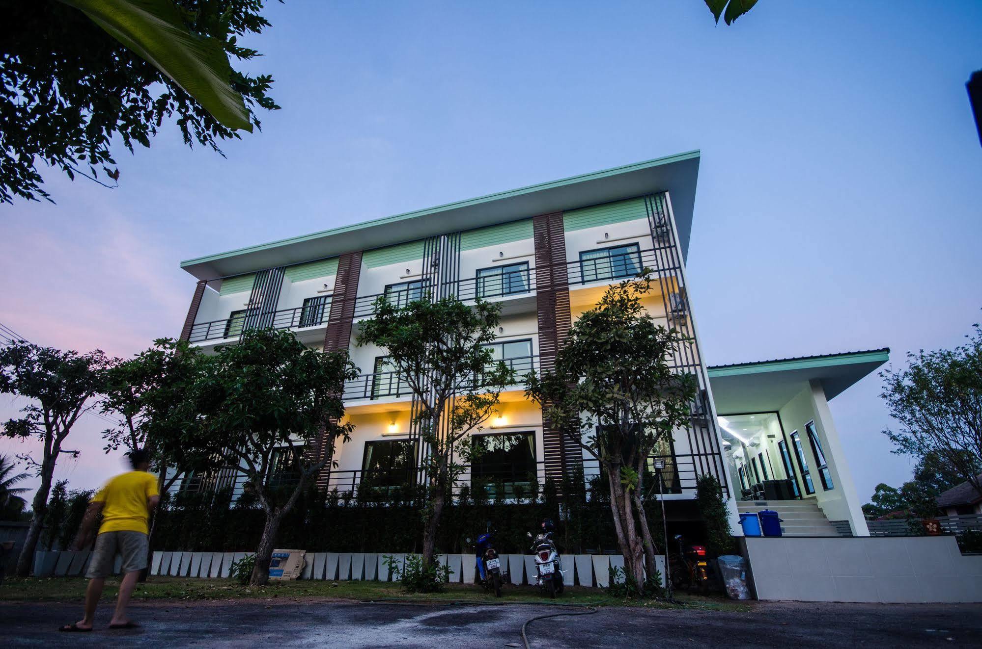 Sunee Boutique Hotel Uttaradit Exterior foto