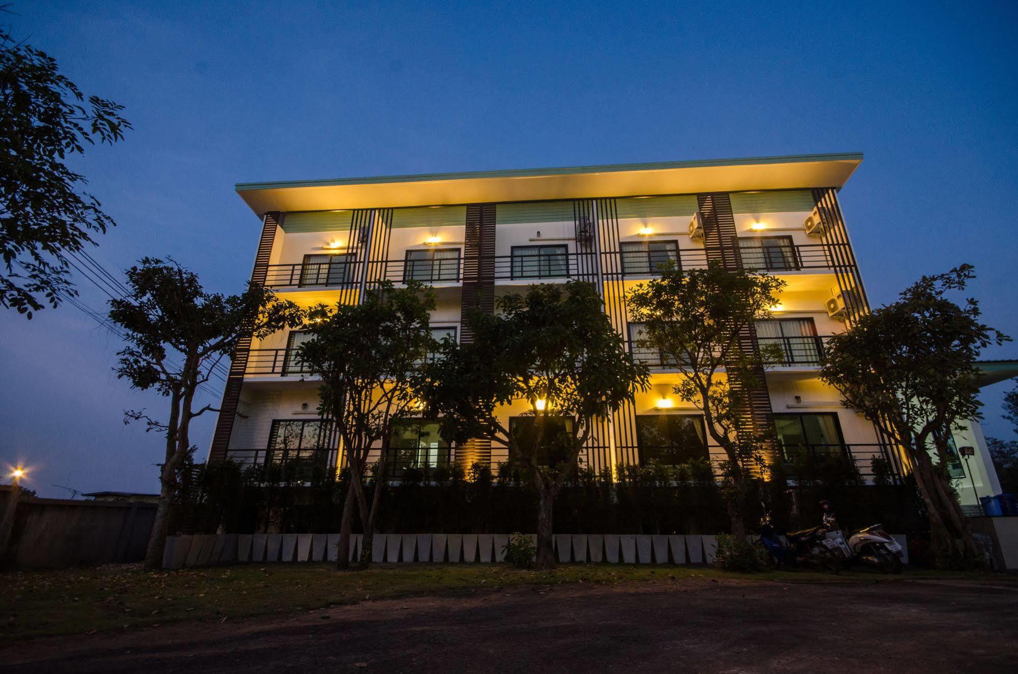 Sunee Boutique Hotel Uttaradit Exterior foto