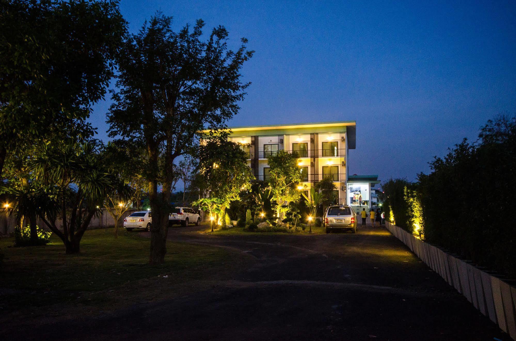 Sunee Boutique Hotel Uttaradit Exterior foto